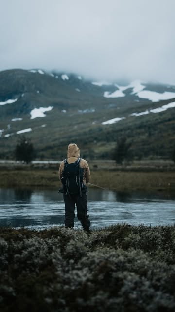 Stillbild ur en film vid en fjällsjö.